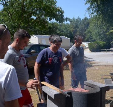 camping landes familial barbecue